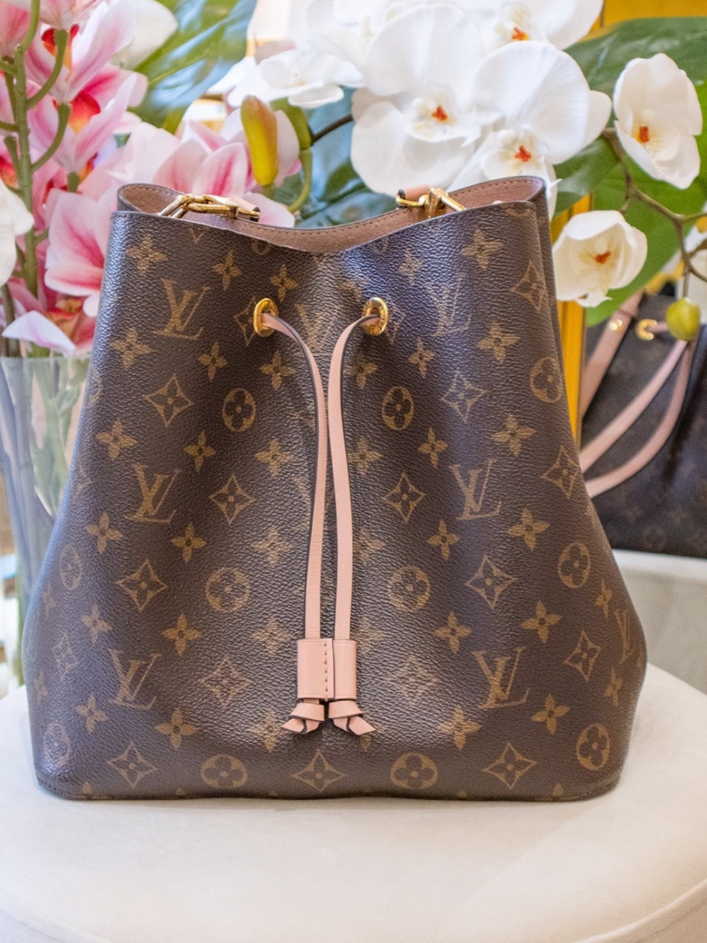 🪷authentic Louis Vuitton neonoe crossbody bag in pink.